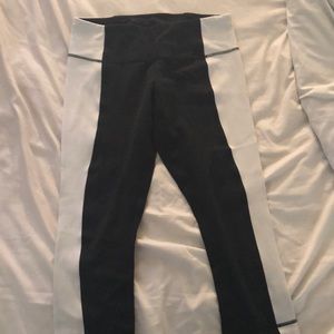 Black & white LuluLemon wunder under capris